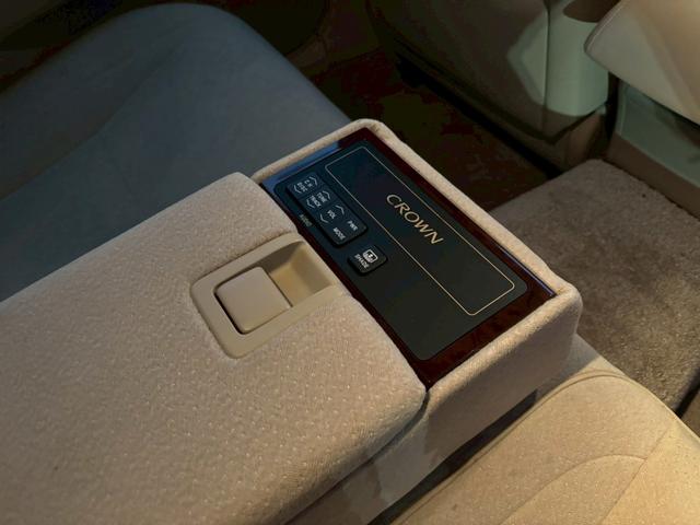 クラウン ２．５ロイヤルサルーン　プレミアムエディション　２．５ロイヤルサルーンプレミアムエディション　純正ナビ・バックカメラ・純正１６インチアルミホイール・デュアルオートエアコン・ＥＴＣ・電動格納ミラー・クルーズコントロール（27枚目）