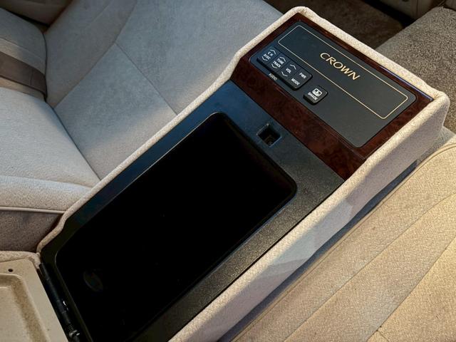 クラウン ２．５ロイヤルサルーン　プレミアムエディション　２．５ロイヤルサルーンプレミアムエディション　純正ナビ・バックカメラ・純正１６インチアルミホイール・デュアルオートエアコン・ＥＴＣ・電動格納ミラー・クルーズコントロール（28枚目）
