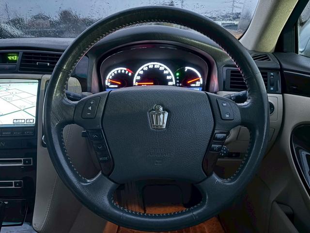 クラウン ２．５ロイヤルサルーン　プレミアムエディション　２．５ロイヤルサルーンプレミアムエディション　純正ナビ・バックカメラ・純正１６インチアルミホイール・デュアルオートエアコン・ＥＴＣ・電動格納ミラー・クルーズコントロール（31枚目）