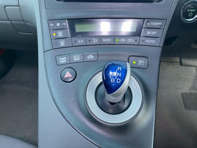 プリウス Sツーリングセレクション 社外ナビ/TVフルセグ/ビルトインETC/バックモニター/プッシュスタート/純正AW/オートエアコン/ドライブレコーダー前(31枚目)