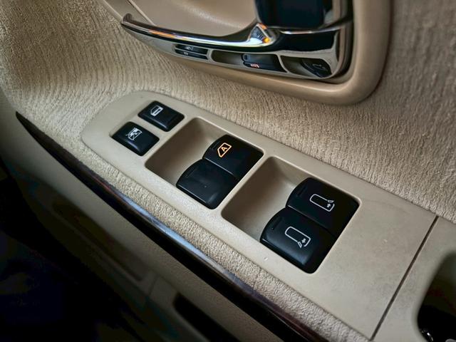 エルグランド ライダー 車検令和9年8月・ワンオーナー・4WD・サンルーフ・白本革・両側パワースライドドア・バックカメラ・社外18インチアルミホイール・オートエアコン(44枚目)