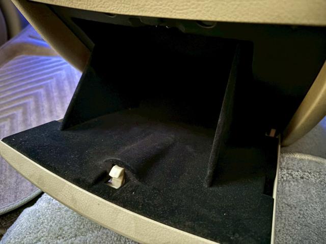 エルグランド ライダー 車検令和9年8月・ワンオーナー・4WD・サンルーフ・白本革・両側パワースライドドア・バックカメラ・社外18インチアルミホイール・オートエアコン(51枚目)