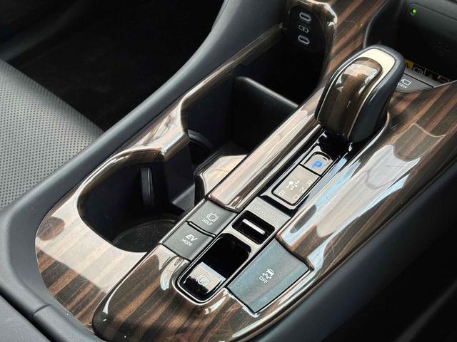 クラウンクロスオーバー Gアドバンスド・レザーパッケージ モデリスタエアロ パノラミックビュー デジタルインナーミラー 黒革レザーシート BSM シートヒーター 4WD レーンアシスト パワーシート 衝突被害軽減システム(8枚目)