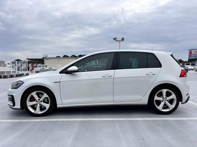 ゴルフＧＴＩ ベースグレード　Ｄｉｓｃｏｖｅｒ　Ｐｒｏパッケージ・６ＤＳＧ・パークディスタンスコントロール・１７インチ５本スポークＡＷ・レッドブレーキキャリパー・クロームツインエアロマフラー・パドルシフト・ＣＤ・ＤＶＤ・ＥＴＣ（3枚目）