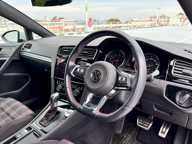 ゴルフＧＴＩ ベースグレード　Ｄｉｓｃｏｖｅｒ　Ｐｒｏパッケージ・６ＤＳＧ・パークディスタンスコントロール・１７インチ５本スポークＡＷ・レッドブレーキキャリパー・クロームツインエアロマフラー・パドルシフト・ＣＤ・ＤＶＤ・ＥＴＣ（15枚目）