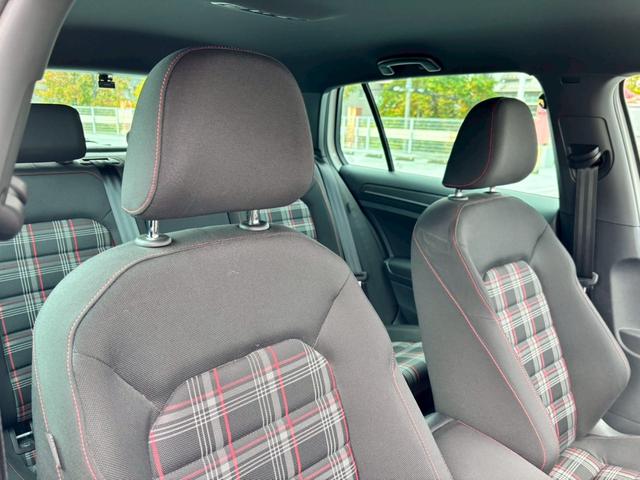 ゴルフＧＴＩ ベースグレード　Ｄｉｓｃｏｖｅｒ　Ｐｒｏパッケージ・６ＤＳＧ・パークディスタンスコントロール・１７インチ５本スポークＡＷ・レッドブレーキキャリパー・クロームツインエアロマフラー・パドルシフト・ＣＤ・ＤＶＤ・ＥＴＣ（16枚目）