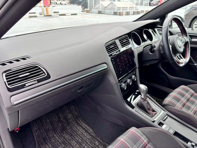 ゴルフＧＴＩ ベースグレード　Ｄｉｓｃｏｖｅｒ　Ｐｒｏパッケージ・６ＤＳＧ・パークディスタンスコントロール・１７インチ５本スポークＡＷ・レッドブレーキキャリパー・クロームツインエアロマフラー・パドルシフト・ＣＤ・ＤＶＤ・ＥＴＣ（18枚目）