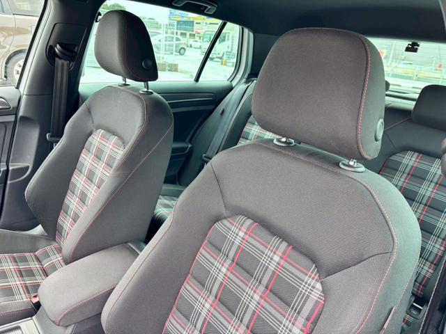 ゴルフＧＴＩ ベースグレード　Ｄｉｓｃｏｖｅｒ　Ｐｒｏパッケージ・６ＤＳＧ・パークディスタンスコントロール・１７インチ５本スポークＡＷ・レッドブレーキキャリパー・クロームツインエアロマフラー・パドルシフト・ＣＤ・ＤＶＤ・ＥＴＣ（19枚目）