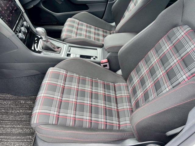 ゴルフＧＴＩ ベースグレード　Ｄｉｓｃｏｖｅｒ　Ｐｒｏパッケージ・６ＤＳＧ・パークディスタンスコントロール・１７インチ５本スポークＡＷ・レッドブレーキキャリパー・クロームツインエアロマフラー・パドルシフト・ＣＤ・ＤＶＤ・ＥＴＣ（20枚目）