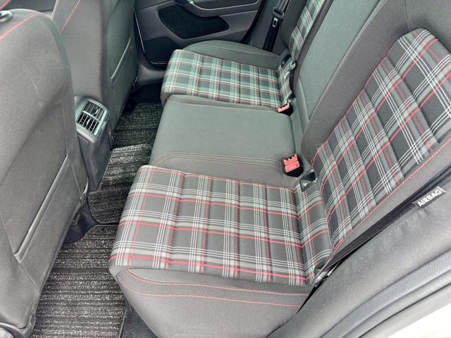 ゴルフＧＴＩ ベースグレード　Ｄｉｓｃｏｖｅｒ　Ｐｒｏパッケージ・６ＤＳＧ・パークディスタンスコントロール・１７インチ５本スポークＡＷ・レッドブレーキキャリパー・クロームツインエアロマフラー・パドルシフト・ＣＤ・ＤＶＤ・ＥＴＣ（25枚目）