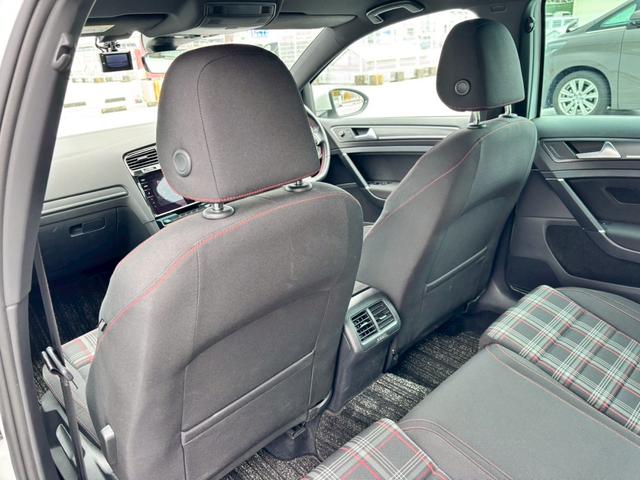 ゴルフＧＴＩ ベースグレード　Ｄｉｓｃｏｖｅｒ　Ｐｒｏパッケージ・６ＤＳＧ・パークディスタンスコントロール・１７インチ５本スポークＡＷ・レッドブレーキキャリパー・クロームツインエアロマフラー・パドルシフト・ＣＤ・ＤＶＤ・ＥＴＣ（26枚目）