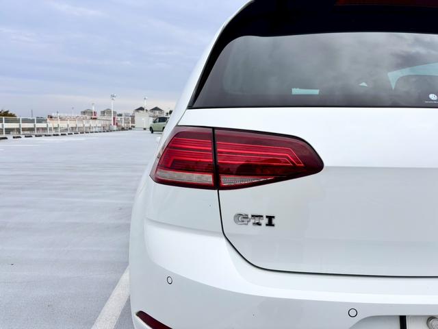 ゴルフＧＴＩ ベースグレード　Ｄｉｓｃｏｖｅｒ　Ｐｒｏパッケージ・６ＤＳＧ・パークディスタンスコントロール・１７インチ５本スポークＡＷ・レッドブレーキキャリパー・クロームツインエアロマフラー・パドルシフト・ＣＤ・ＤＶＤ・ＥＴＣ（29枚目）