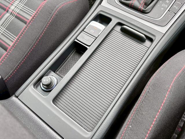 ゴルフＧＴＩ ベースグレード　Ｄｉｓｃｏｖｅｒ　Ｐｒｏパッケージ・６ＤＳＧ・パークディスタンスコントロール・１７インチ５本スポークＡＷ・レッドブレーキキャリパー・クロームツインエアロマフラー・パドルシフト・ＣＤ・ＤＶＤ・ＥＴＣ（33枚目）