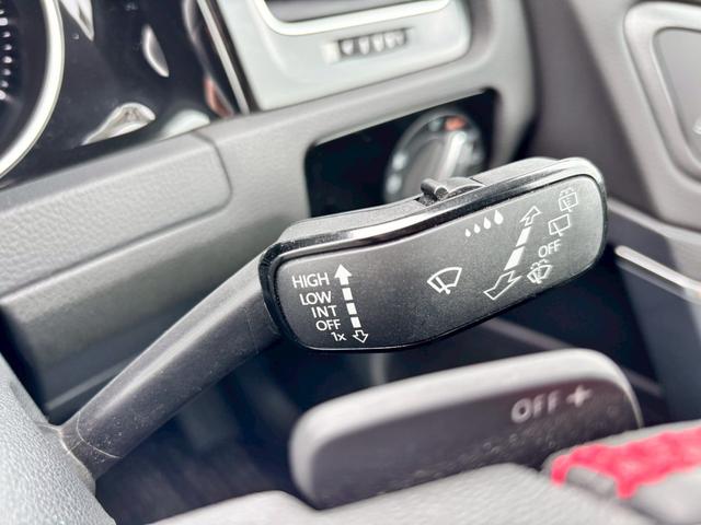 ゴルフＧＴＩ ベースグレード　Ｄｉｓｃｏｖｅｒ　Ｐｒｏパッケージ・６ＤＳＧ・パークディスタンスコントロール・１７インチ５本スポークＡＷ・レッドブレーキキャリパー・クロームツインエアロマフラー・パドルシフト・ＣＤ・ＤＶＤ・ＥＴＣ（36枚目）