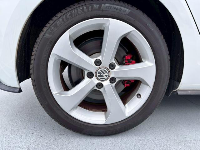 ゴルフＧＴＩ ベースグレード　Ｄｉｓｃｏｖｅｒ　Ｐｒｏパッケージ・６ＤＳＧ・パークディスタンスコントロール・１７インチ５本スポークＡＷ・レッドブレーキキャリパー・クロームツインエアロマフラー・パドルシフト・ＣＤ・ＤＶＤ・ＥＴＣ（40枚目）