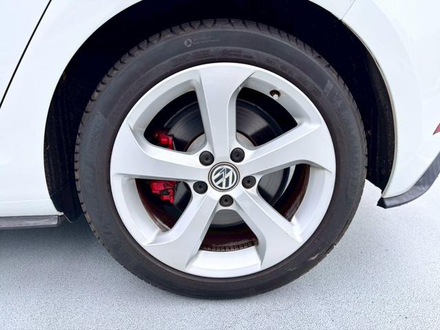 ゴルフＧＴＩ ベースグレード　Ｄｉｓｃｏｖｅｒ　Ｐｒｏパッケージ・６ＤＳＧ・パークディスタンスコントロール・１７インチ５本スポークＡＷ・レッドブレーキキャリパー・クロームツインエアロマフラー・パドルシフト・ＣＤ・ＤＶＤ・ＥＴＣ（41枚目）