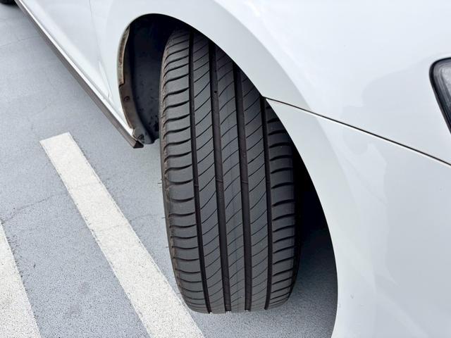 ゴルフＧＴＩ ベースグレード　Ｄｉｓｃｏｖｅｒ　Ｐｒｏパッケージ・６ＤＳＧ・パークディスタンスコントロール・１７インチ５本スポークＡＷ・レッドブレーキキャリパー・クロームツインエアロマフラー・パドルシフト・ＣＤ・ＤＶＤ・ＥＴＣ（42枚目）