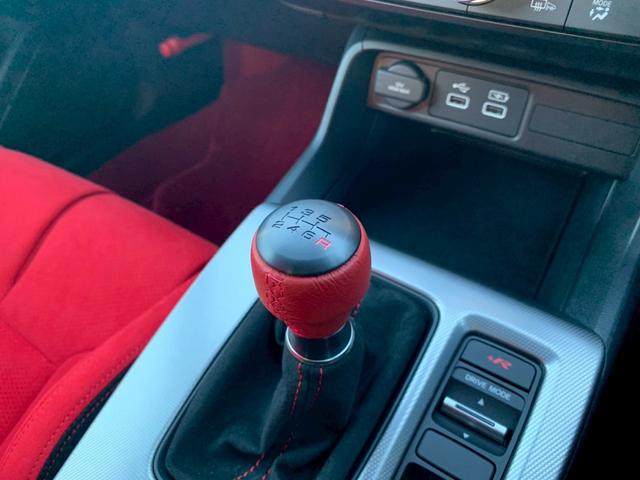 シビック タイプR ワンオーナー 走行400km トリプルエキゾースト・19インチスリムスポークAW・Brembo製レッドブレーキ・専用グラフィックメーター・アルミ製シフトノブ・ステンレス製ペダル・(15枚目)