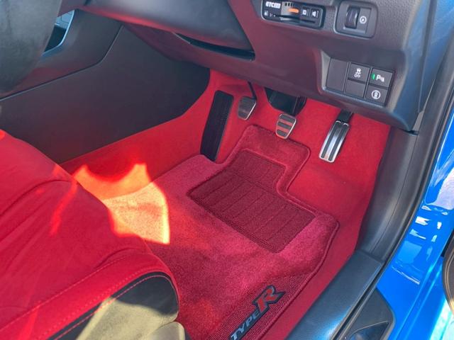 シビック タイプR ワンオーナー 走行400km トリプルエキゾースト・19インチスリムスポークAW・Brembo製レッドブレーキ・専用グラフィックメーター・アルミ製シフトノブ・ステンレス製ペダル・(26枚目)