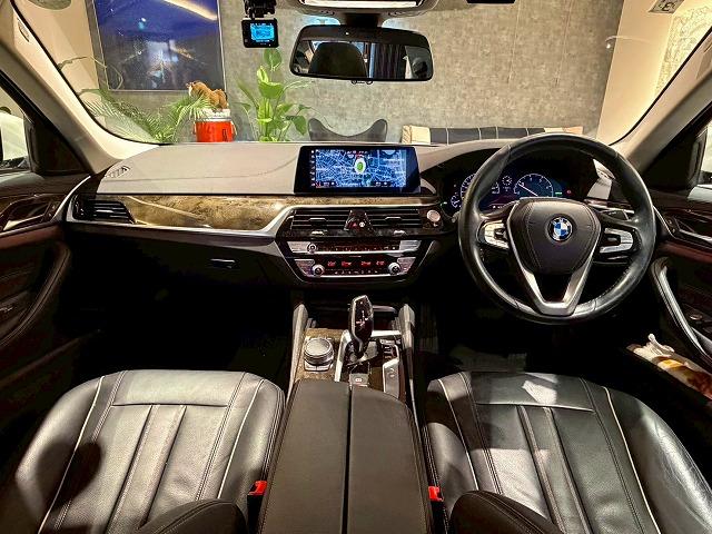 ５シリーズ ５２３ｄ　ラグジュアリー　ブラックレザー　ヘッドアップディスプレイ　アクティブクルーズコントロール　シートヒーター　全方位カメラ　ロゴプロジェクター　電動トランク（11枚目）