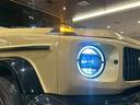 Ｇクラス Ｇ６３　４ＷＤ　特別オーダー車　Ｍａｎｕｆａｋｔｕｒプログラム／ＡＭＧナイトパッケージ／デザートサンド／ナッパレザーライムグリーン／リラクゼーション機能／ボディ同色スペアタイヤリング／２２インチｆｏｒｅｄｗｈｅｅｌｓ／ルーフブラック（7枚目）