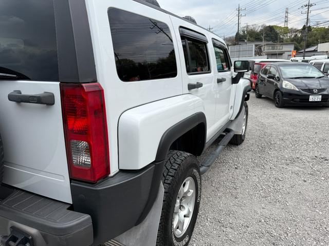 ハマーＨ３ タイプＳ　５速ＭＴ左Ｈ三井物産正規Ｄ車リフトアップ　左ハンドル　ＥＴＣ　バックカメラ　ナビ　ＴＶ　オートライト　アルミホイール　キーレスエントリー　ＭＴ　ＣＤ　ＤＶＤ再生　ＥＳＣ（16枚目）