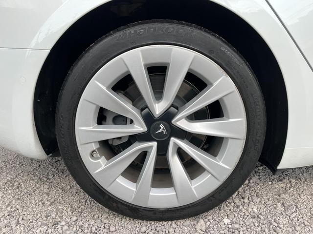モデル３ ロングレンジ　ＡＷＤ　オートパイロット白革シート／パノラマガラスルーフ全席シートヒーターＰゲート　ＥＴＣ　クリアランスソナー　バックカメラ　サイドカメラ　ナビ　アルミホイール　サンルーフ　ＡＴ　パワーシート（20枚目）