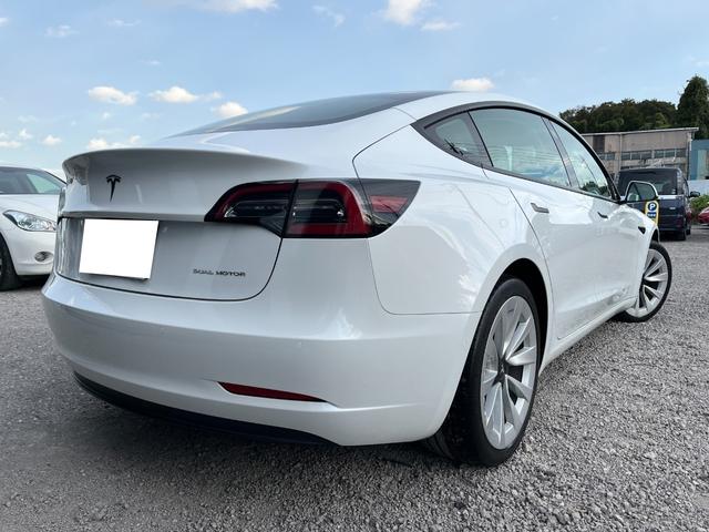 モデル３ ロングレンジ　ＡＷＤ　オートパイロット白革シート／パノラマガラスルーフ全席シートヒーターＰゲート　ＥＴＣ　クリアランスソナー　バックカメラ　サイドカメラ　ナビ　アルミホイール　サンルーフ　ＡＴ　パワーシート（22枚目）