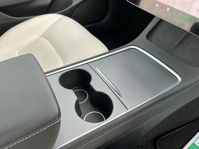 モデル３ ロングレンジ　ＡＷＤ　オートパイロット白革シート／パノラマガラスルーフ全席シートヒーターＰゲート　ＥＴＣ　クリアランスソナー　バックカメラ　サイドカメラ　ナビ　アルミホイール　サンルーフ　ＡＴ　パワーシート（26枚目）
