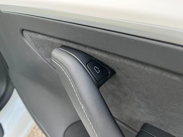 モデル３ ロングレンジ　ＡＷＤ　オートパイロット白革シート／パノラマガラスルーフ全席シートヒーターＰゲート　ＥＴＣ　クリアランスソナー　バックカメラ　サイドカメラ　ナビ　アルミホイール　サンルーフ　ＡＴ　パワーシート（30枚目）