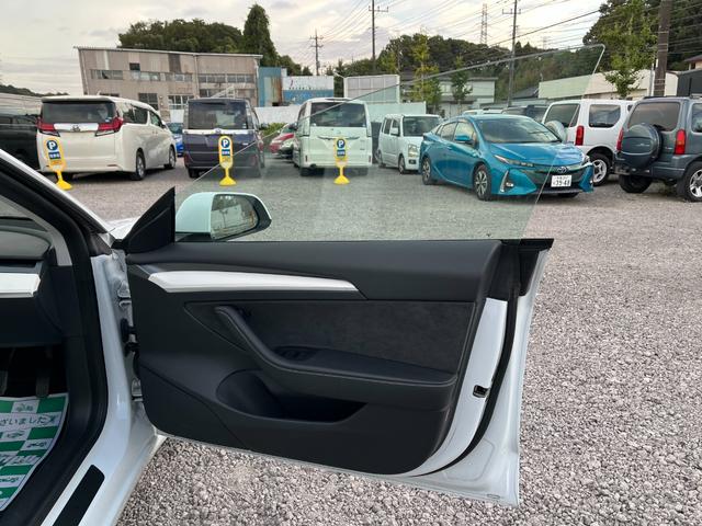 モデル３ ロングレンジ　ＡＷＤ　オートパイロット白革シート／パノラマガラスルーフ全席シートヒーターＰゲート　ＥＴＣ　クリアランスソナー　バックカメラ　サイドカメラ　ナビ　アルミホイール　サンルーフ　ＡＴ　パワーシート（31枚目）