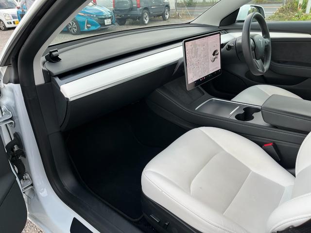 モデル３ ロングレンジ　ＡＷＤ　オートパイロット白革シート／パノラマガラスルーフ全席シートヒーターＰゲート　ＥＴＣ　クリアランスソナー　バックカメラ　サイドカメラ　ナビ　アルミホイール　サンルーフ　ＡＴ　パワーシート（33枚目）