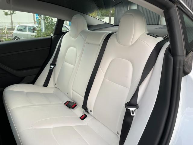 モデル３ ロングレンジ　ＡＷＤ　オートパイロット白革シート／パノラマガラスルーフ全席シートヒーターＰゲート　ＥＴＣ　クリアランスソナー　バックカメラ　サイドカメラ　ナビ　アルミホイール　サンルーフ　ＡＴ　パワーシート（44枚目）