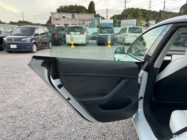モデル３ ロングレンジ　ＡＷＤ　オートパイロット白革シート／パノラマガラスルーフ全席シートヒーターＰゲート　ＥＴＣ　クリアランスソナー　バックカメラ　サイドカメラ　ナビ　アルミホイール　サンルーフ　ＡＴ　パワーシート（45枚目）