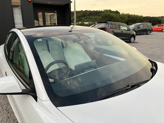 モデル３ ロングレンジ　ＡＷＤ　オートパイロット白革シート／パノラマガラスルーフ全席シートヒーターＰゲート　ＥＴＣ　クリアランスソナー　バックカメラ　サイドカメラ　ナビ　アルミホイール　サンルーフ　ＡＴ　パワーシート（53枚目）