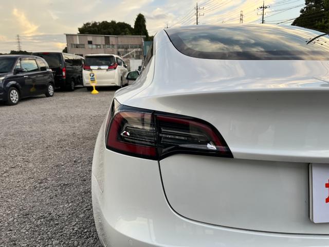 モデル３ ロングレンジ　ＡＷＤ　オートパイロット白革シート／パノラマガラスルーフ全席シートヒーターＰゲート　ＥＴＣ　クリアランスソナー　バックカメラ　サイドカメラ　ナビ　アルミホイール　サンルーフ　ＡＴ　パワーシート（55枚目）