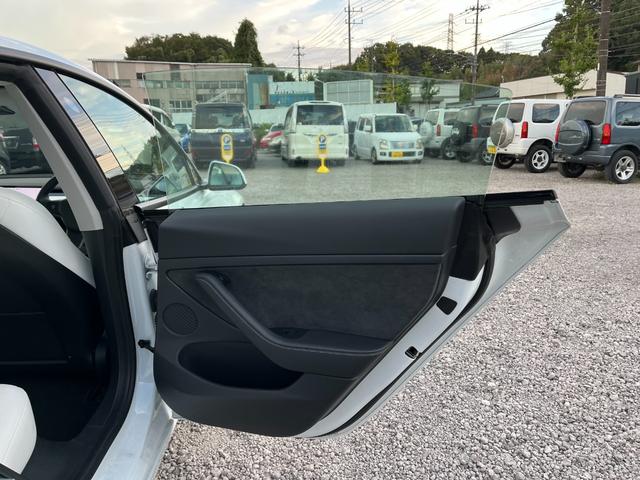モデル３ ロングレンジ　ＡＷＤ　オートパイロット白革シート／パノラマガラスルーフ全席シートヒーターＰゲート　ＥＴＣ　クリアランスソナー　バックカメラ　サイドカメラ　ナビ　アルミホイール　サンルーフ　ＡＴ　パワーシート（68枚目）