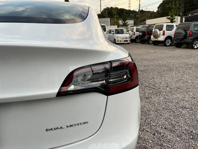 モデル３ ロングレンジ　ＡＷＤ　オートパイロット白革シート／パノラマガラスルーフ全席シートヒーターＰゲート　ＥＴＣ　クリアランスソナー　バックカメラ　サイドカメラ　ナビ　アルミホイール　サンルーフ　ＡＴ　パワーシート（69枚目）