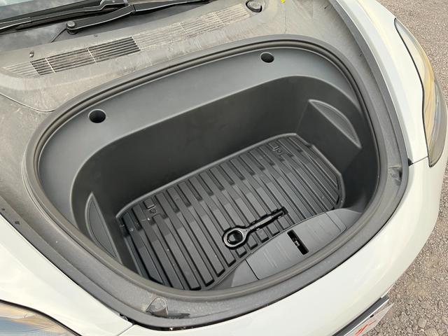 モデル３ ロングレンジ　ＡＷＤ　オートパイロット白革シート／パノラマガラスルーフ全席シートヒーターＰゲート　ＥＴＣ　クリアランスソナー　バックカメラ　サイドカメラ　ナビ　アルミホイール　サンルーフ　ＡＴ　パワーシート（72枚目）