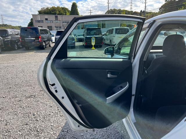 プリウス S 後期型BT接続ナビ地デジ車検二年 アルミホイール HID CVT スマートキー 電動格納ミラー 盗難防止システム CD DVD再生 Bluetooth 衝突安全ボディ ABS エアコン(43枚目)