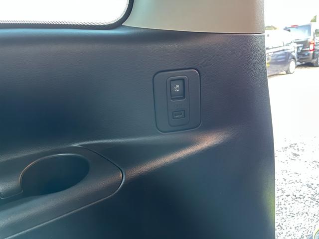 セレナ ライダー　ＥＴＣ　全周囲カメラ　ナビ　ＴＶ　クリアランスソナー　オートクルーズコントロール　パークアシスト　衝突被害軽減システム　両側電動スライドドア　スマートキー　アイドリングストップ　電動格納ミラー（25枚目）