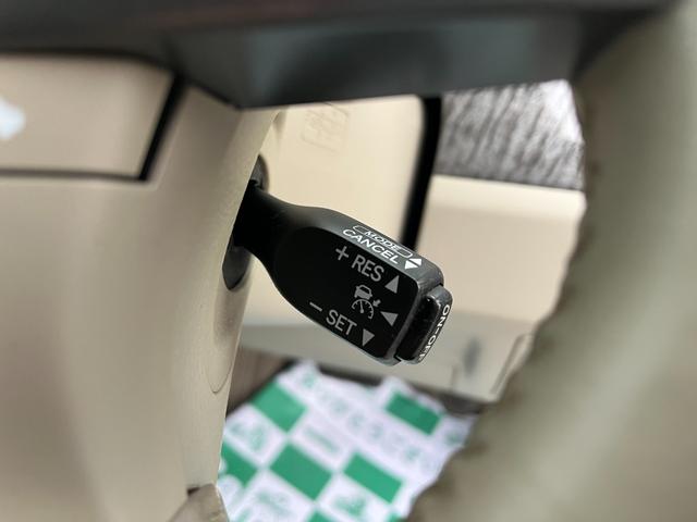 高速道路で便利なクルーズコントロール機能が付いていますよ。速度を設定するとアクセルを踏まなくても一定の速度で走ることができるので足を休ませる事ができますね。