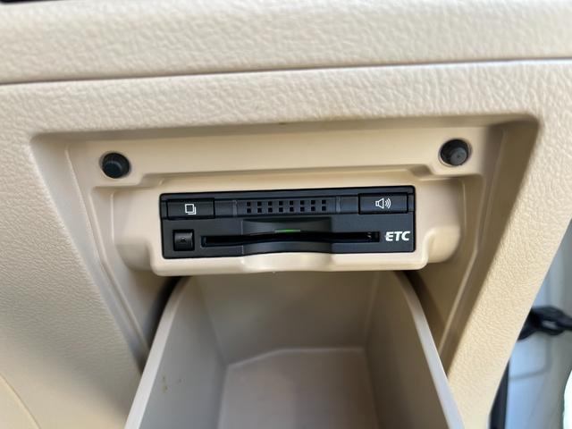 アルファードハイブリッド X BT接続ナビ地デジBカメラ電動スライドドア 4WD ETC クリアランスソナー オートクルーズコントロール オートライト HID スマートキー 電動格納ミラー 3列シート オットマン CVT(9枚目)