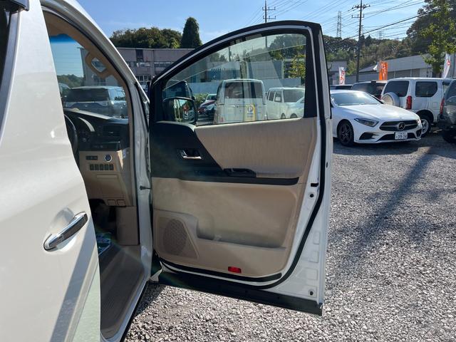 アルファードハイブリッド X BT接続ナビ地デジBカメラ電動スライドドア 4WD ETC クリアランスソナー オートクルーズコントロール オートライト HID スマートキー 電動格納ミラー 3列シート オットマン CVT(25枚目)
