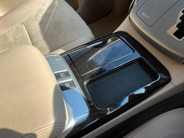 アルファードハイブリッド X BT接続ナビ地デジBカメラ電動スライドドア 4WD ETC クリアランスソナー オートクルーズコントロール オートライト HID スマートキー 電動格納ミラー 3列シート オットマン CVT(26枚目)