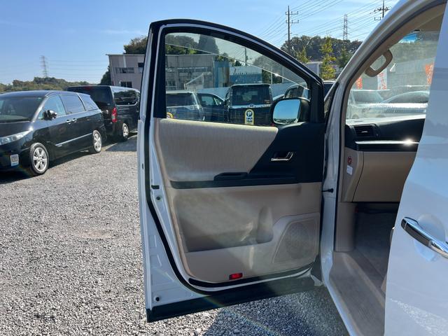 アルファードハイブリッド X BT接続ナビ地デジBカメラ電動スライドドア 4WD ETC クリアランスソナー オートクルーズコントロール オートライト HID スマートキー 電動格納ミラー 3列シート オットマン CVT(31枚目)