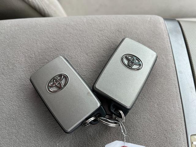 スマートキーシステム＆プッシュエンジンスタートシステム、エンジン始動・停止をワンタッチで行え、キーのロックまでドアノブに触れる事でワンタッチ操作で行うことが出来ます☆