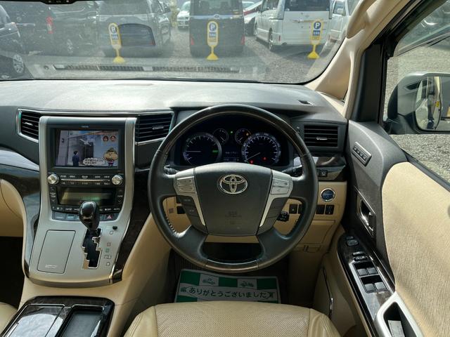 アルファードハイブリッド Ｇ　４ＷＤ　ＥＴＣ　全周囲カメラ　ナビ　ＴＶ　クリアランスソナー　オートクルーズコントロール　両側電動スライドドア　ＨＩＤ　スマートキー　電動格納ミラー　３列シート　パワーシート　オットマン　ＣＶＴ（2枚目）