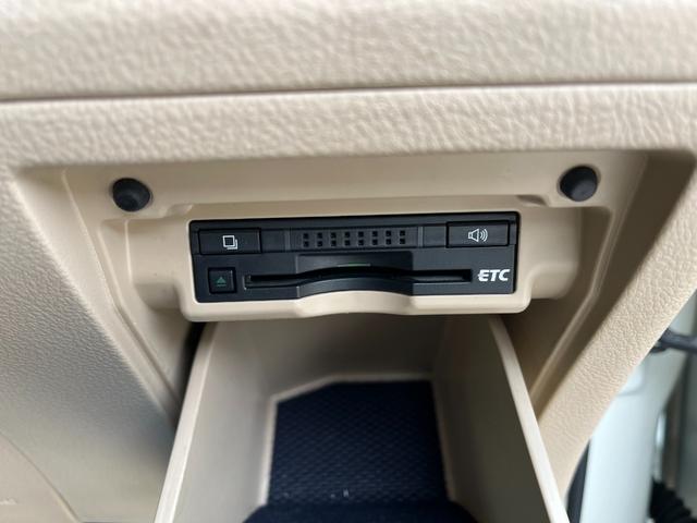 アルファードハイブリッド Ｇ　４ＷＤ　ＥＴＣ　全周囲カメラ　ナビ　ＴＶ　クリアランスソナー　オートクルーズコントロール　両側電動スライドドア　ＨＩＤ　スマートキー　電動格納ミラー　３列シート　パワーシート　オットマン　ＣＶＴ（8枚目）