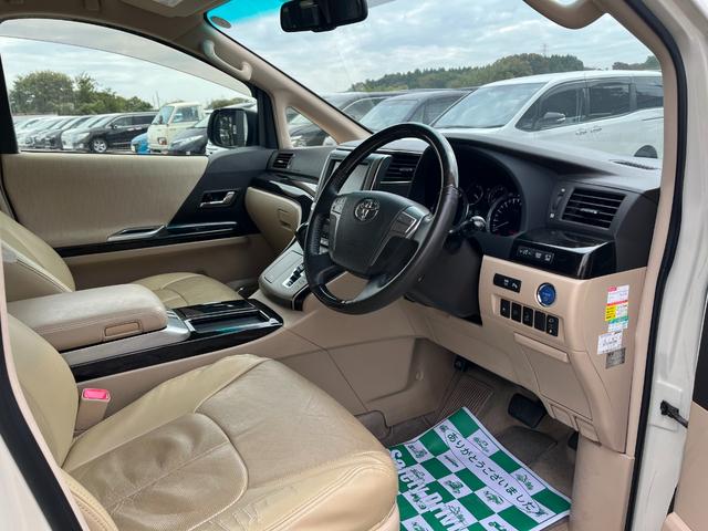 アルファードハイブリッド Ｇ　４ＷＤ　ＥＴＣ　全周囲カメラ　ナビ　ＴＶ　クリアランスソナー　オートクルーズコントロール　両側電動スライドドア　ＨＩＤ　スマートキー　電動格納ミラー　３列シート　パワーシート　オットマン　ＣＶＴ（30枚目）